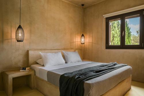 スヴォロナータにあるSotiris villasのベッドルーム(ベッド1台、窓、照明付)
