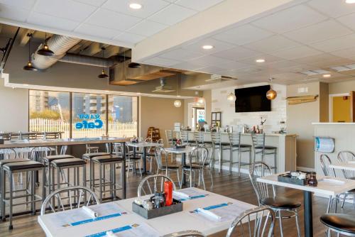 un restaurant avec des tables et des chaises ainsi qu'un bar dans l'établissement Best Western Plus Ocean City, à Ocean City