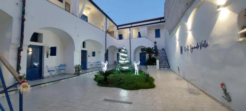 een kerstboom op de binnenplaats van een gebouw bij B&B SOGNANDO VIETRI in Aversa