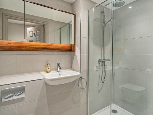 安賽德的住宿－Arnside View，一间带水槽和玻璃淋浴的浴室
