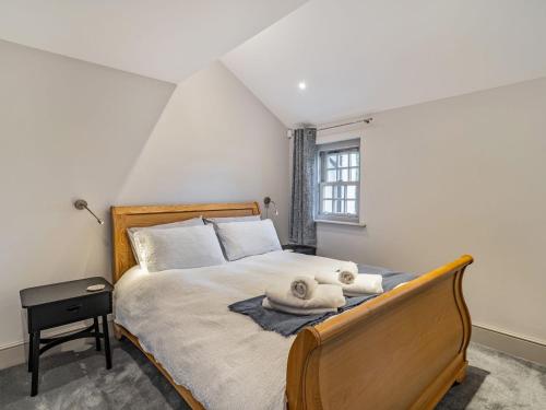 1 dormitorio con 1 cama con 2 toallas en Arnside View, en Arnside
