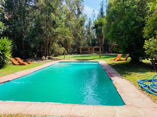 einen Pool in einem Garten mit Bäumen in der Unterkunft Bosques del Paico in El Monte