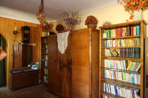 a library with wooden book shelves filled with books at Agropensjonat Stręgielek in Stręgielek