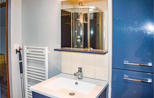 a bathroom with a sink and a mirror at 2 Bedroom Amazing Home In Brlidy in Brélidy