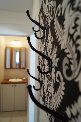 baño con cortina de ducha en blanco y negro en Casagrande en Esquel