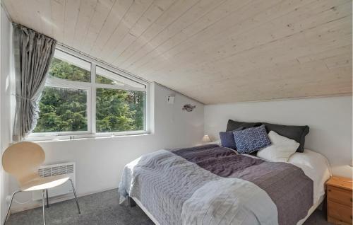 um quarto com uma cama e uma janela em Lovely Home In Spttrup With Sauna em Spottrup