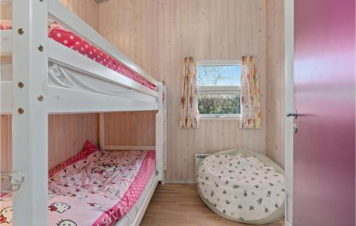1 dormitorio con 2 literas y ventana en Lovely Home In Tranekr With Kitchen en Tranekær