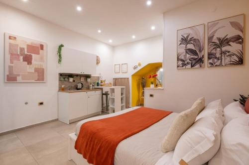 een slaapkamer met een groot bed en een keuken bij Santalucia 36 in Napels
