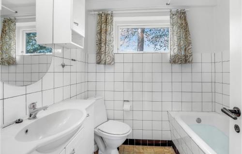Koupelna v ubytování Cozy Home In Svaneke With Kitchen
