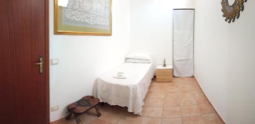 a white bathroom with a table and a mirror at Casa Alessandra in Castelvetrano Selinunte