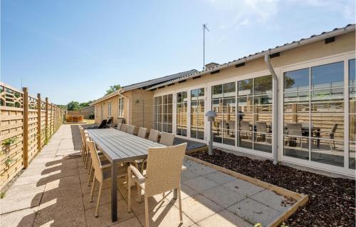 Un balcón o terraza en Gorgeous Home In Glesborg With Wifi