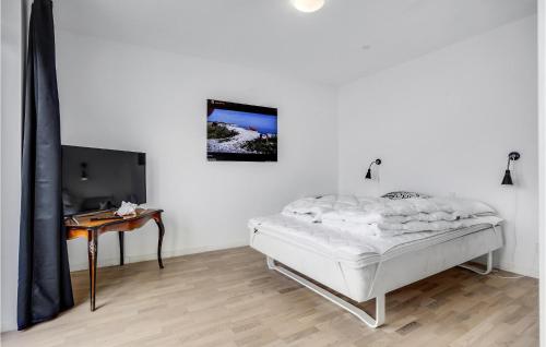 Una cama o camas en una habitación de Gorgeous Home In Glesborg With Wifi