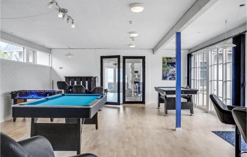 Sala de juegos en Gorgeous Home In Glesborg With Wifi