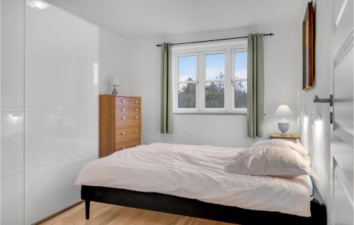 um quarto branco com uma cama e uma janela em Lovely Home In lsted With Kitchen em Ølsted