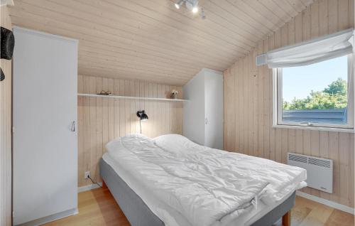 Postel nebo postele na pokoji v ubytování 2 Bedroom Stunning Home In Vggerlse