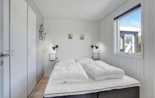 - une chambre avec un lit doté de draps blancs et une fenêtre dans l'établissement 3 Bedroom Awesome Home In Hejls, à Hejls