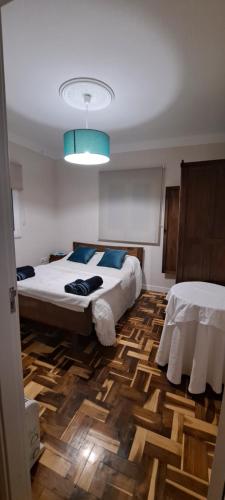 1 Schlafzimmer mit 2 Betten und blauem Licht in der Unterkunft Casa da Avó do Puto in Mealhada
