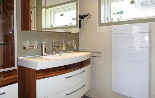 W łazience znajduje się umywalka i lodówka. w obiekcie Pet Friendly Home In Gudhjem With Kitchen w mieście Gudhjem