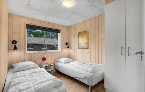 Postel nebo postele na pokoji v ubytování Beach Front Home In Vggerlse With Kitchen