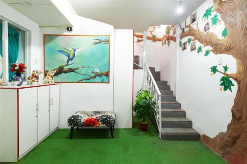 Habitación con una escalera con una pintura y una alfombra verde. en Magic Cusco Suites, en Cusco