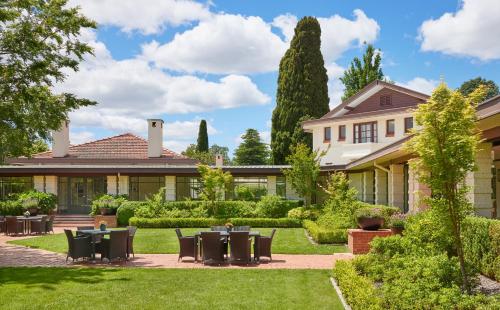 Un jardín fuera de Hyatt Hotel Canberra - A Park Hyatt Hotel