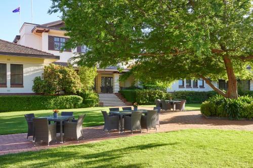 Un jardín fuera de Hyatt Hotel Canberra - A Park Hyatt Hotel