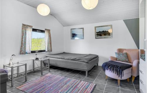 מיטה או מיטות בחדר ב-Cozy Home In Holbk With Wifi