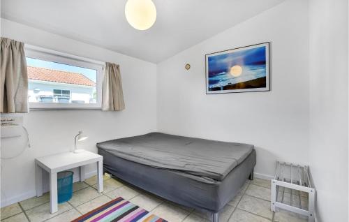 מיטה או מיטות בחדר ב-Cozy Home In Holbk With Wifi