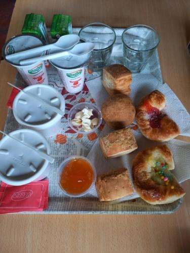 een tafel met verschillende soorten donuts bij Cascadas Departamentos in Cordoba