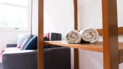 a table with towels on top of it next to a couch at Studio Copacabana Ipanema in Rio de Janeiro