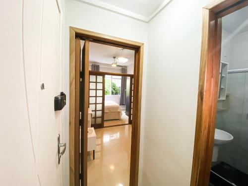 un pasillo con una puerta que conduce a un dormitorio en Studio Copacabana Ipanema, en Río de Janeiro
