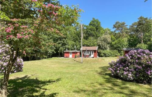 2 Bedroom Beautiful Home In Rønneにある庭