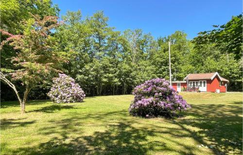 2 Bedroom Beautiful Home In Rønneにある庭