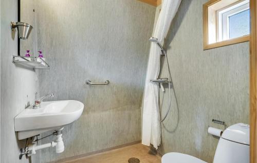 Koupelna v ubytování 1 Bedroom Awesome Home In Vggerlse