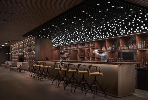 Ο χώρος του lounge ή του μπαρ στο Jen Shenzhen Qianhai By Shangri-La