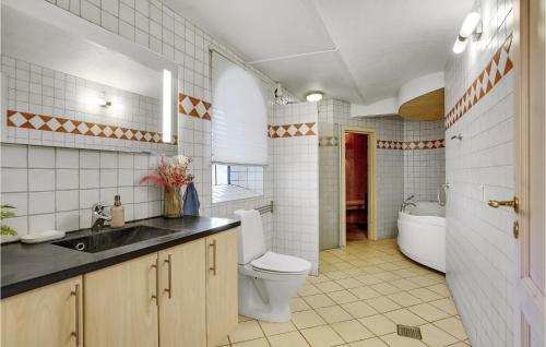 y baño con aseo, lavabo y bañera. en 1 Bedroom Amazing Apartment In Esbjerg V, en Esbjerg