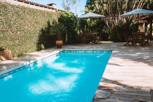 una gran piscina azul junto a un patio en Pousada El Capitan, en Barra Grande