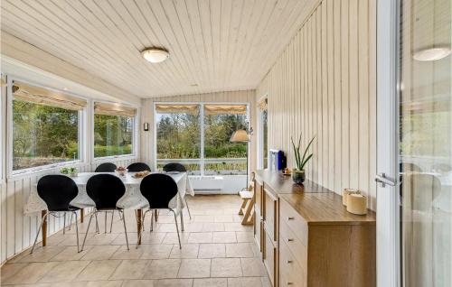 Un comedor con mesa y sillas en 4 Bedroom Gorgeous Home In Spøttrup, en Spottrup