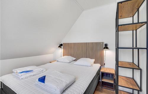 - une chambre avec un lit avec des draps blancs et une échelle dans l'établissement Pet Friendly Apartment In Otterup With Kitchen, à Otterup