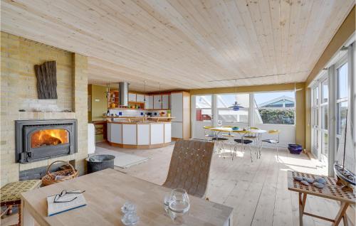 スラーエルセにあるAwesome Home In Slagelse With Wifiの暖炉とテーブルのあるリビングルーム