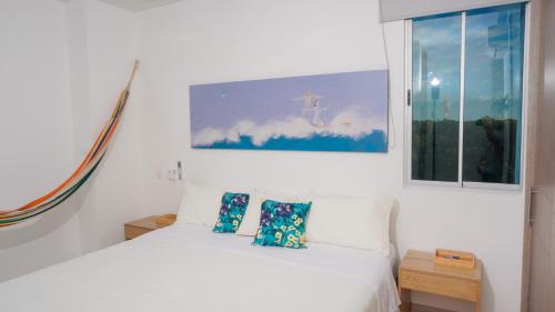 une chambre blanche avec un lit et une fenêtre dans l'établissement Magico Apartamento Frente al Mar 4 Habitaciones PAZ345, à Coveñitas