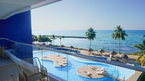 - une vue sur l'océan depuis le balcon d'un complexe dans l'établissement Magico Apartamento Frente al Mar 4 Habitaciones PAZ345, à Coveñitas