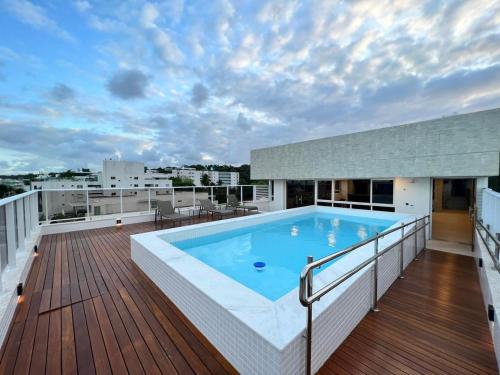 una gran piscina en la terraza de un edificio en FS Confort - Flat Residence Mar, en João Pessoa