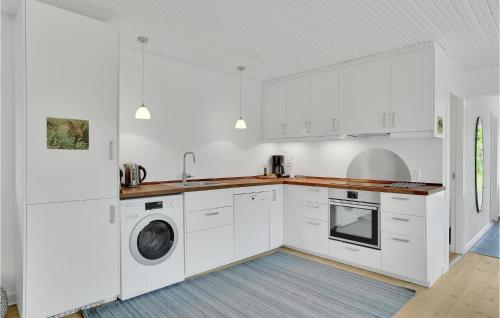 Una cocina o cocineta en 2 Bedroom Lovely Home In Vig