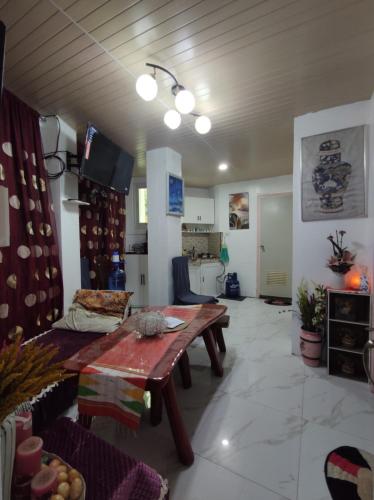 uma sala de estar com uma mesa de madeira e um sofá em Dal's Transient em Baguio