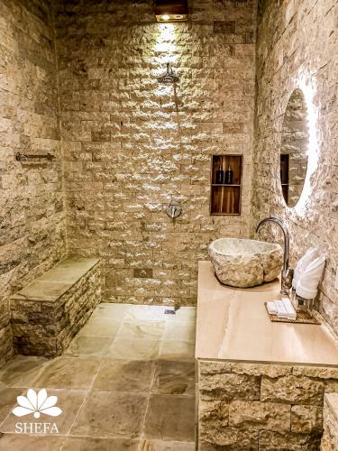 Ένα μπάνιο στο Shefa Private Villa