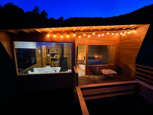 um quarto com uma banheira e um quarto com luzes em ReverdeSer Glamping em Tabio