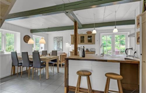 Η κουζίνα ή μικρή κουζίνα στο Beautiful Home In Aabenraa With Wifi