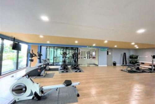 - une salle de sport avec tapis de course et machines dans l'établissement Maysa Condo By Saensook, à Hua Hin