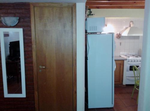 cocina con refrigerador blanca en una habitación en San martin de los andes cabaña en San Martín de los Andes